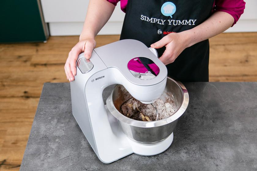 Teig für die Zupfkuchen Muffins wird in einer Küchenmaschine geknetet.