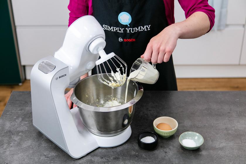 Sahne wird in die Rührschüssel einer Küchenmaschine gegeben.
