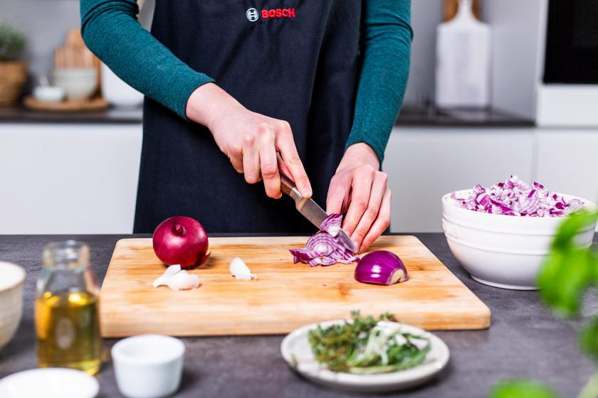 Zwiebel wird gewürfelt.