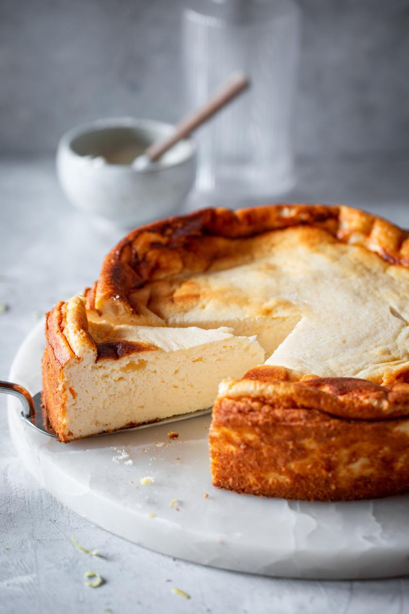 Käsekuchen angeschnitten auf einer Kuchenplatte