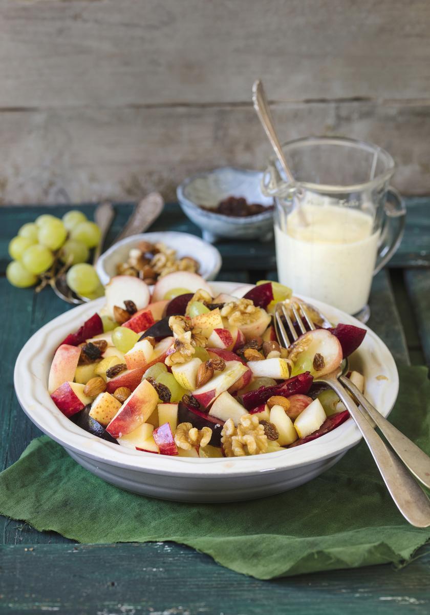 Obstsalat in einer Schale auf einem Tisch