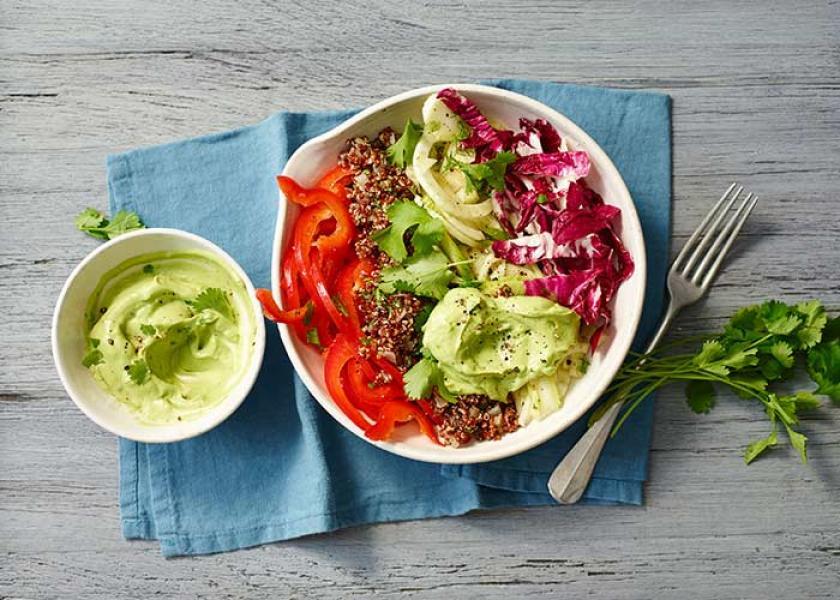 Quinoa Bowl auf einem Holztisch