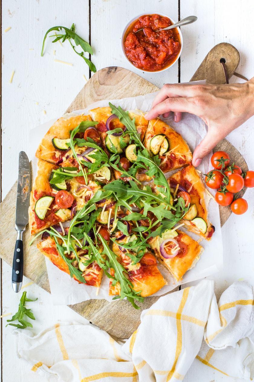 Foto veganer Pizza mit viel Gemüse