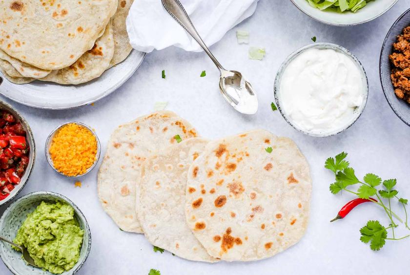 Tortillas auf einer Arbeitsfläche