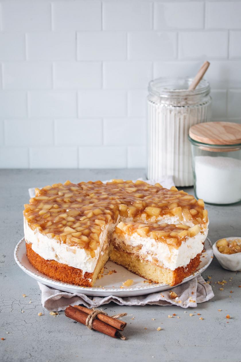Winterapfeltorte angeschnitten auf einer Kuchenplatte