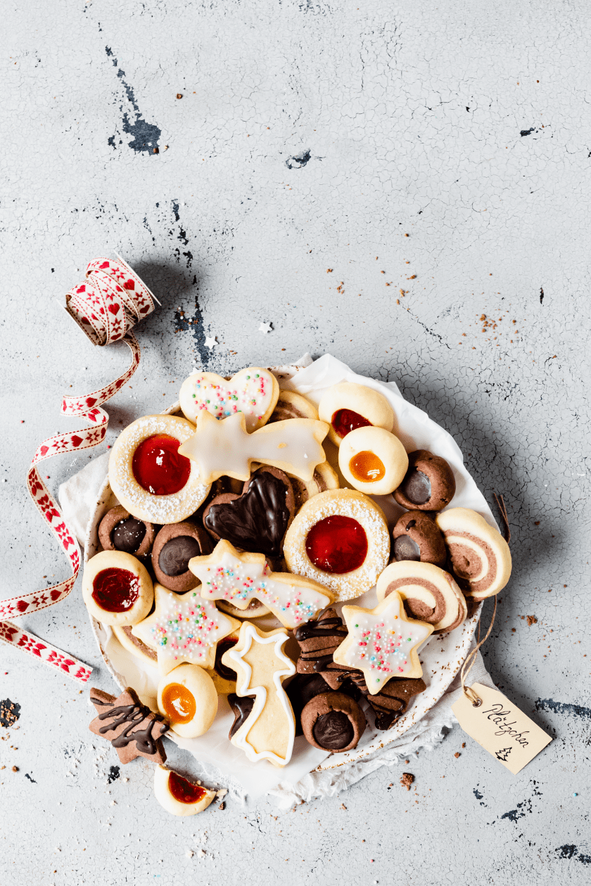 Teller mit verschiedenen selbst gebackenen Weihnachtsplätzchen