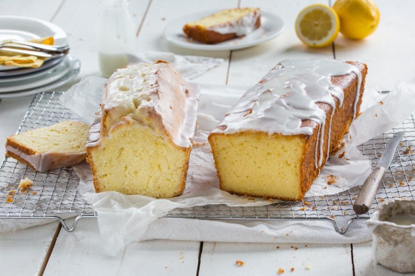 Zwei angeschnittene Zitronenkuchen mit Glasur.