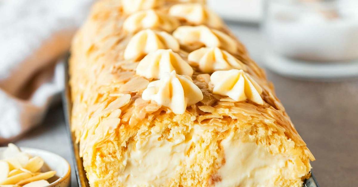 Bienenstich Biskuitrolle mit Puddingfüllung | Simply Yummy