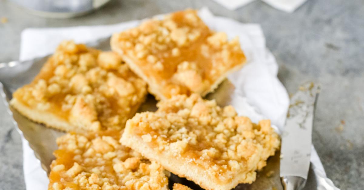 Apfelmuskuchen mit Streuseln vom Blech | Simply Yummy