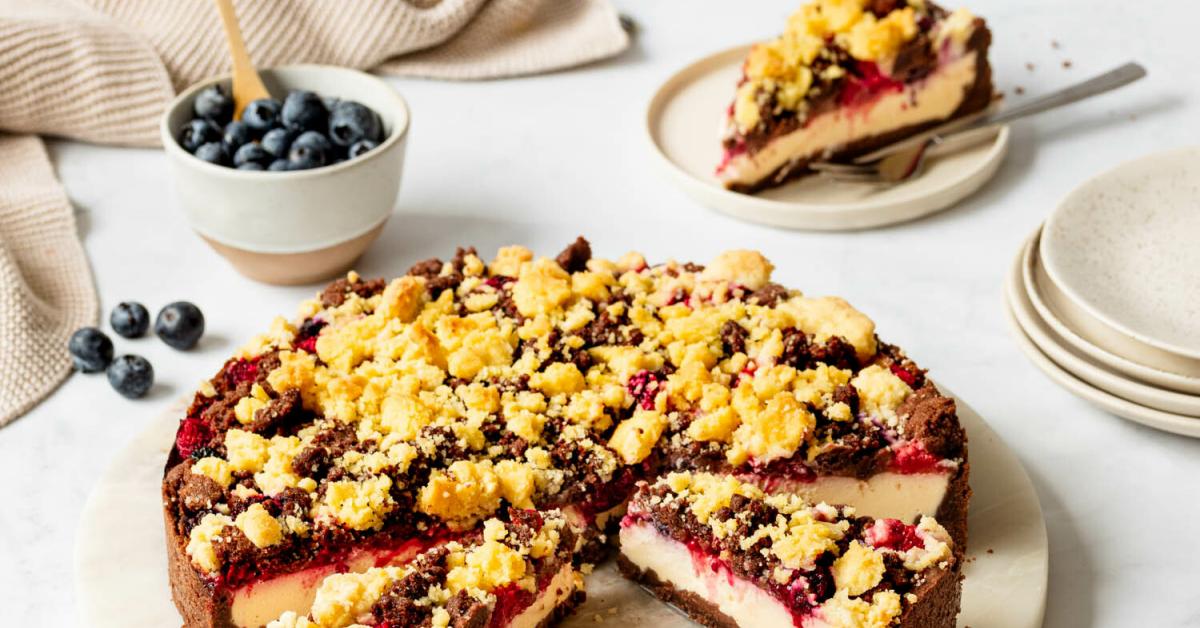 Käsekuchen mit Schmand, Beeren und Streusel | Simply Yummy