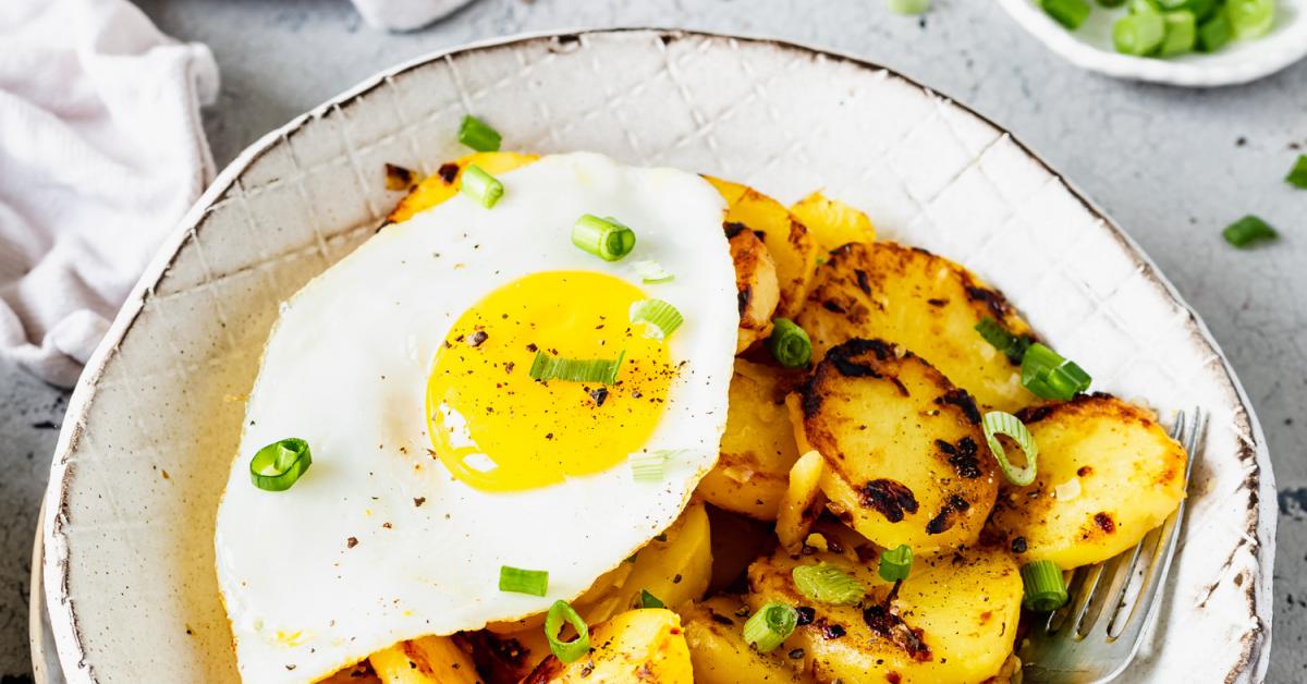 Bratkartoffeln mit Spiegelei - einfaches Rezept | Simply Yummy