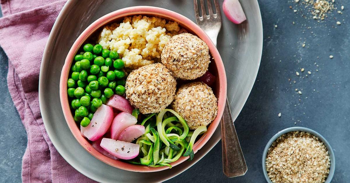 Buddha Bowl mit Frischkäsebällchen und rosa Radieschen