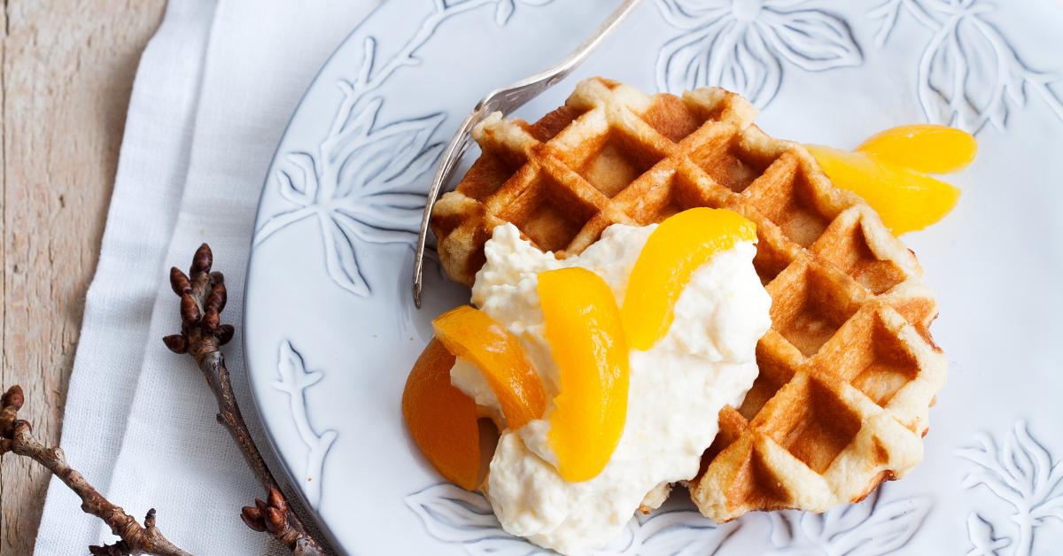 Buttermilchwaffeln mit Aprikosen-Sahne | Simply Yummy