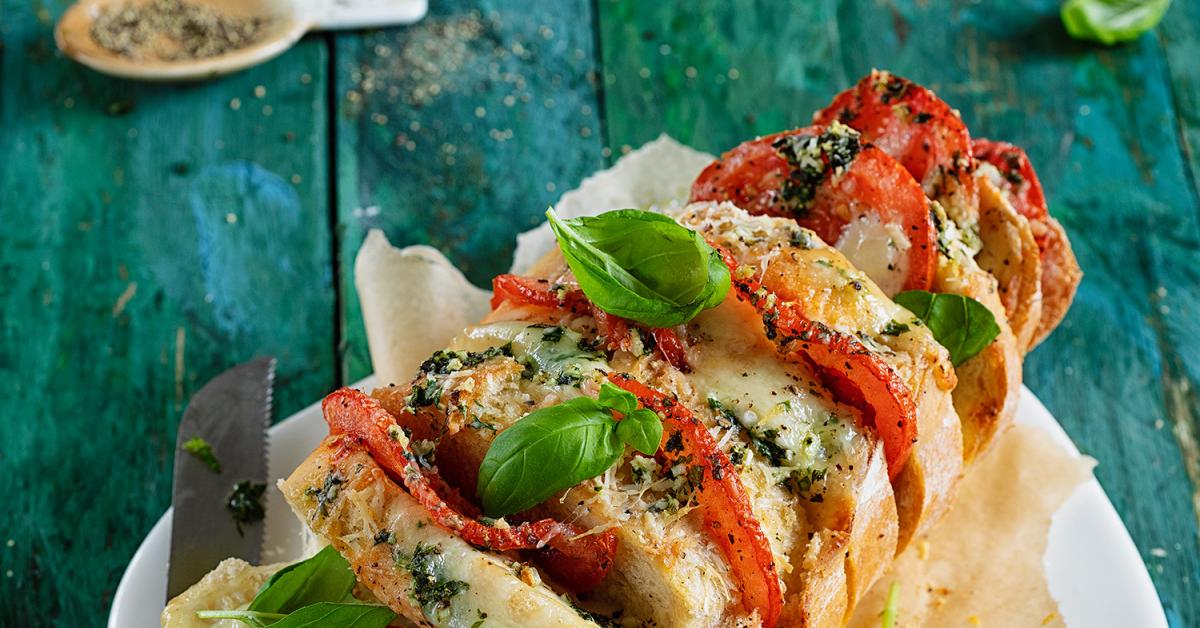 Ciabatta Caprese mit viel Käse als Zupfbrot | Simply Yummy