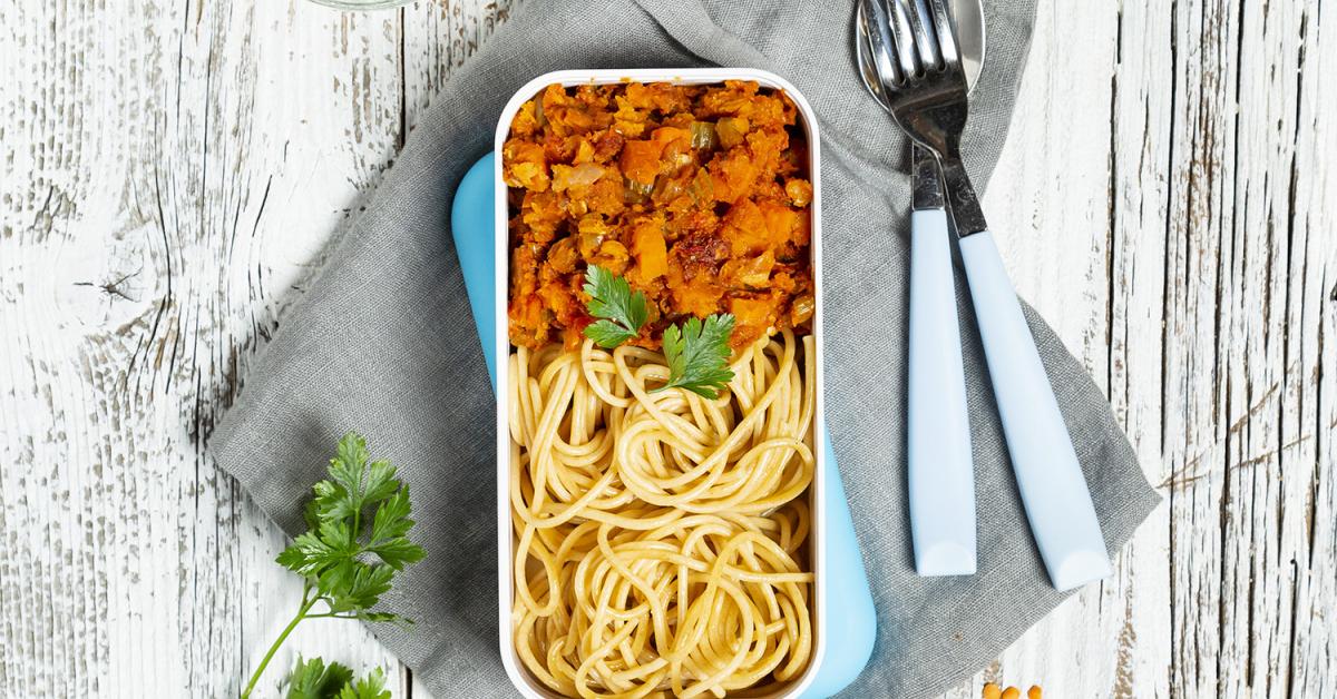 Pasta mit Linsenbolognese Meal Prep - vegan | Simply Yummy