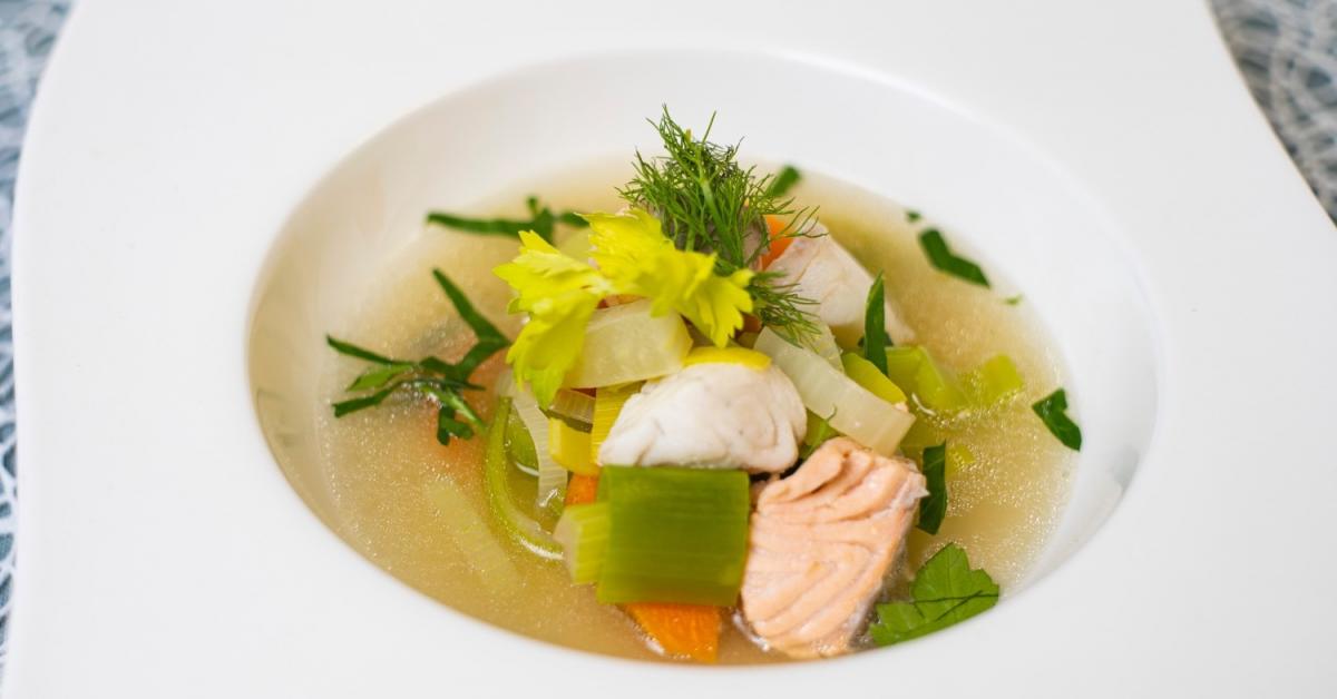 Fischsuppe mit Gemüse, die allen schmeckt | Simply Yummy