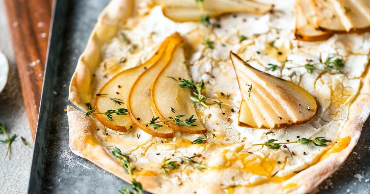 Flammkuchen mit Birne und Ziegenkäse | Simply Yummy