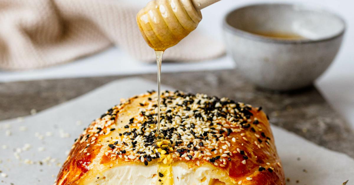 Gebackener Feta mit Honig in Blätterteig | Simply Yummy