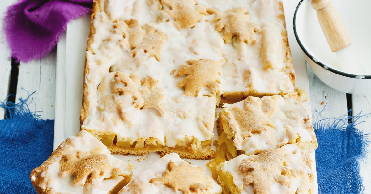 Gedeckter Apfelkuchen vom Blech: Rezept mit Zuckerguss