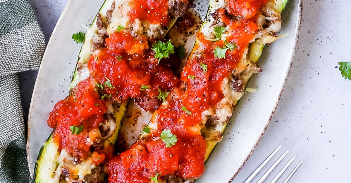 Gefüllte Zucchini mit Hackfleisch, Käse und Tomatensoße