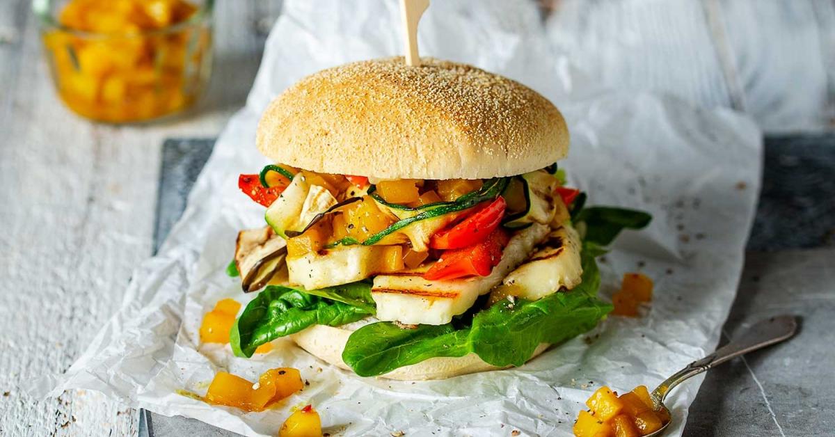 Halloumi-Burger mit Grillgemüse - DAS Rezept | Simply Yummy