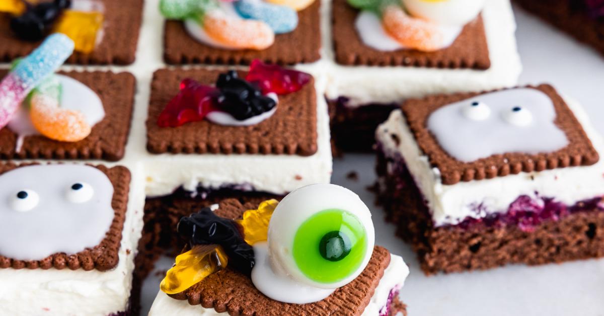 Halloweenkuchen vom Blech mit Butterkeksen | Simply Yummy