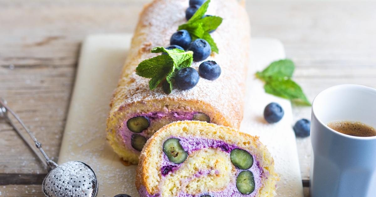 Heidelbeer-Biskuitrolle mit Quark | Rezepte von Simply Yummy