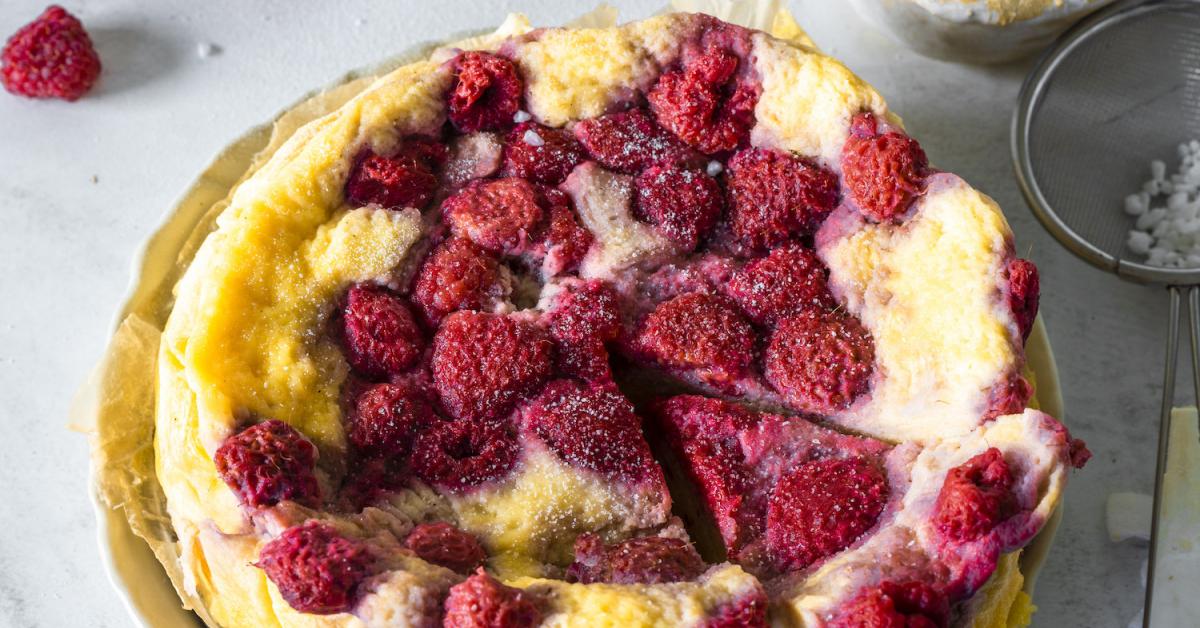 Käsekuchen mit weißer Schokolade und Himbeeren