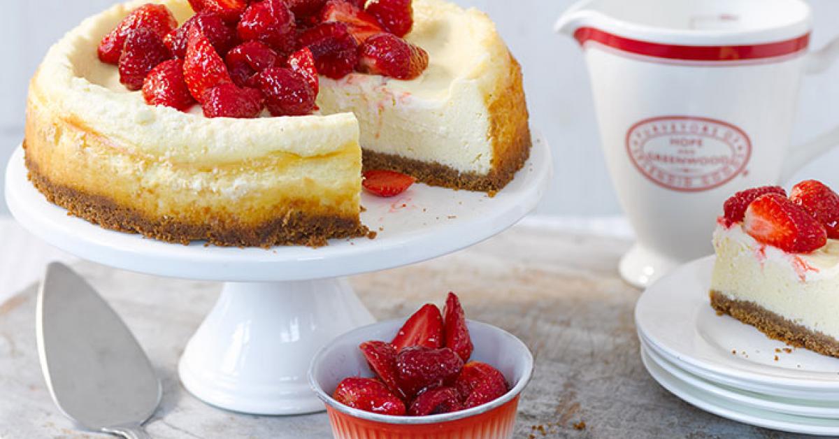 Käsekuchen mit Crème fraîche und Erdbeeren | Simply Yummy