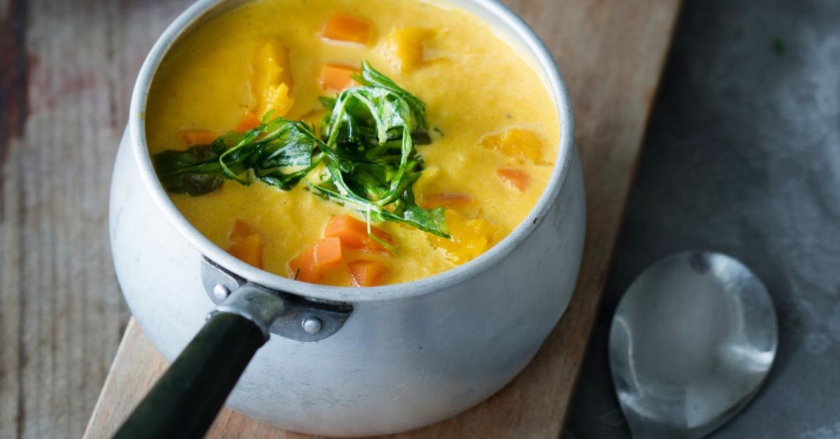 Karotten-Mango-Suppe mit frittiertem Rucola | Simply Yummy