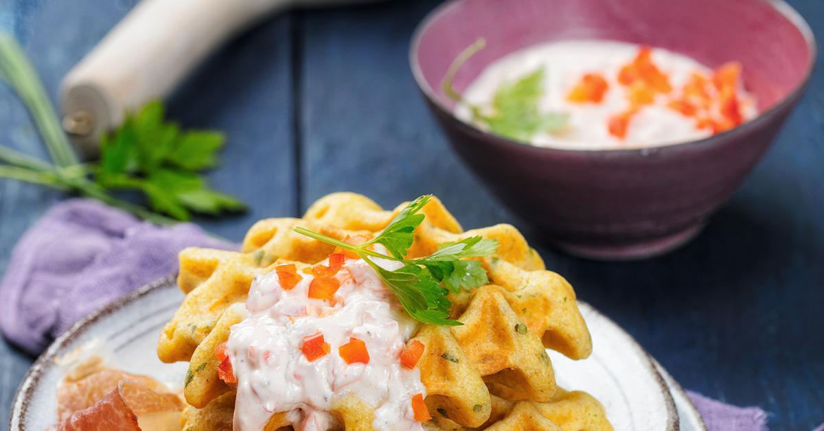 Kräuterwaffeln mit Paprikaquark und Parmaschinken im Cookit | Simply Yummy