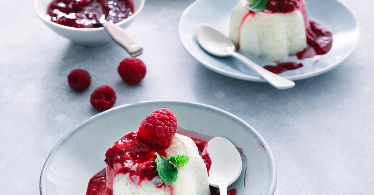 Milchreis-Pannacotta mit Himbeerkompott | Simply Yummy