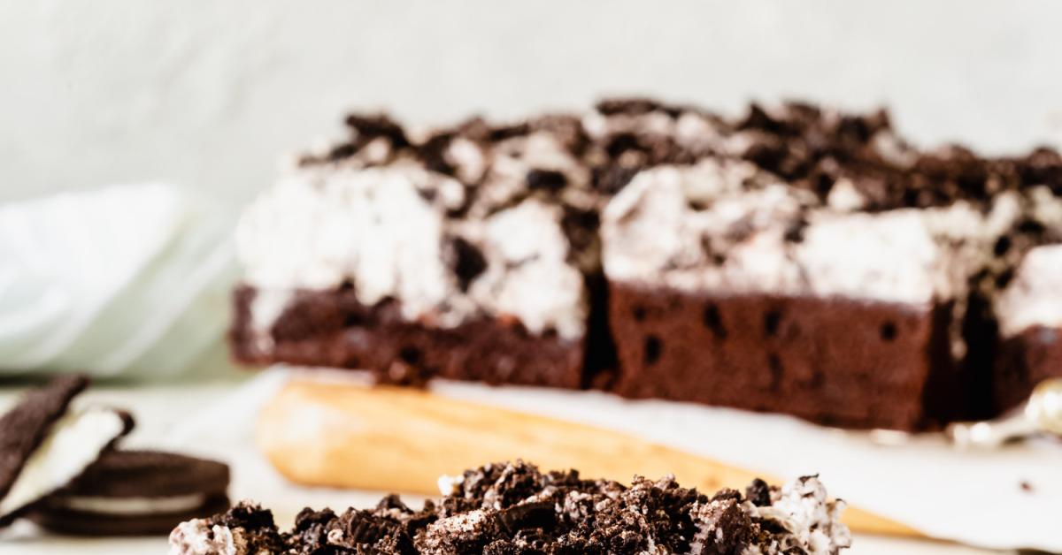 Oreo-Kuchen vom Blech mit Frischkäsecreme | Simply Yummy