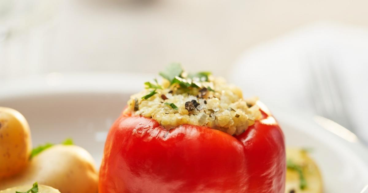Paprikaschoten gefüllt mit Bulgur auf Blattspinat im Cookit | Simply Yummy