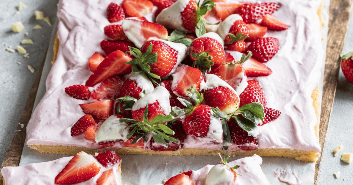 Schneller Erdbeer-Quark-Kuchen vom Blech | Simply Yummy