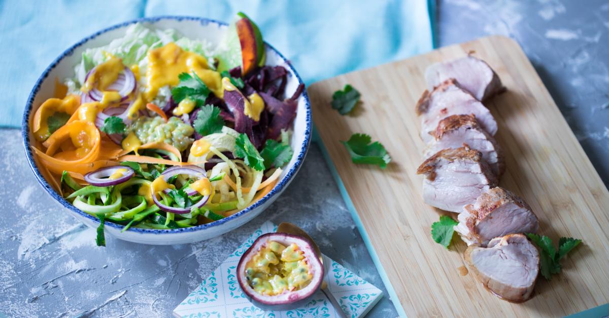 Asiatisches Schweinefilet mit Rohkostsalat und Mangosoße | Simply Yummy