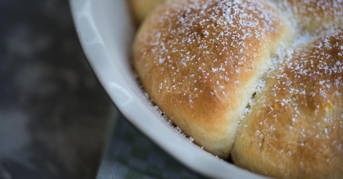Buchteln mit Aprikosen-Pistazien-Füllung | Simply Yummy