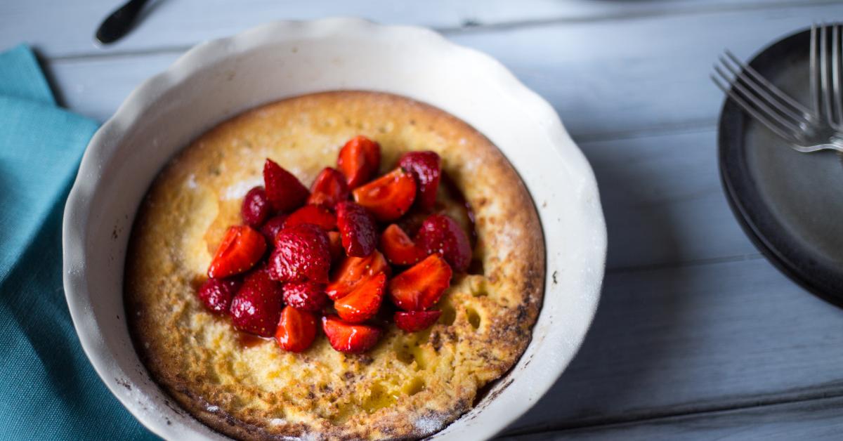 Ofenpfannkuchen mit marinierten Erdbeeren