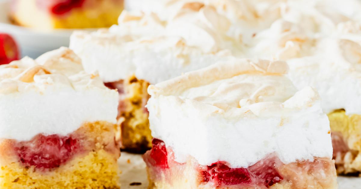 Erdbeer Rhabarber Kuchen mit Baiser | Simply Yummy