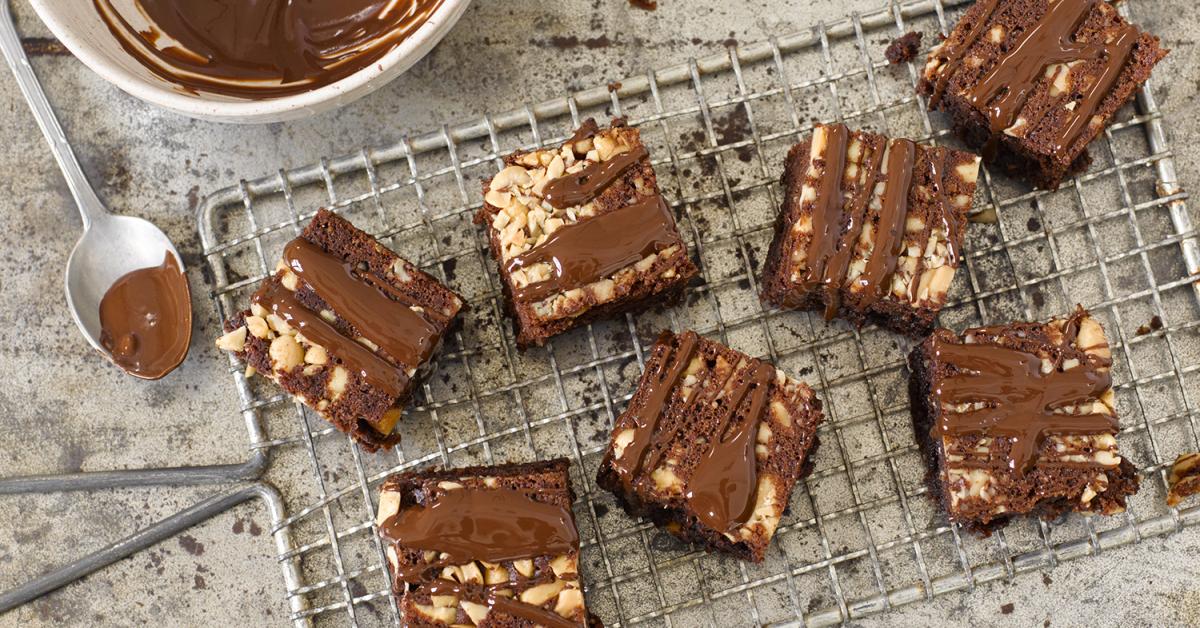 Erdnuss-Brownies mit Crunch &amp; extra Schoko | Simply Yummy