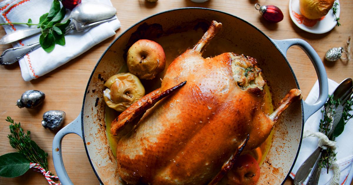 Gefüllte Ente mit Äpfeln einfach zubereiten | Simply Yummy