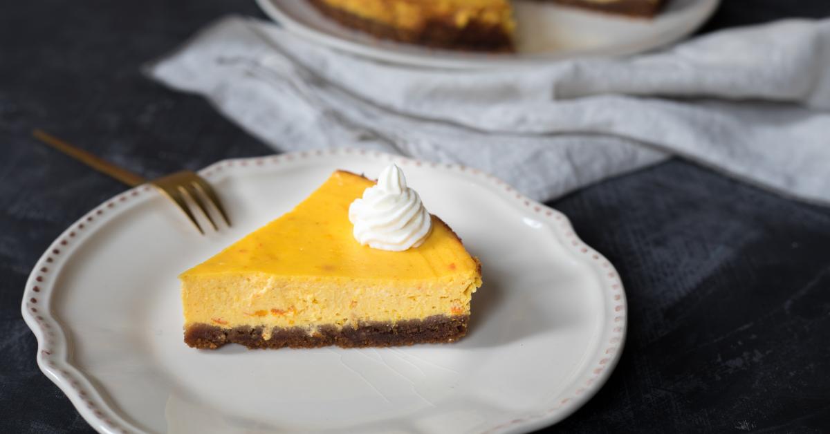 Kürbis Cheesecake mit Karamellkeksboden | Simply Yummy