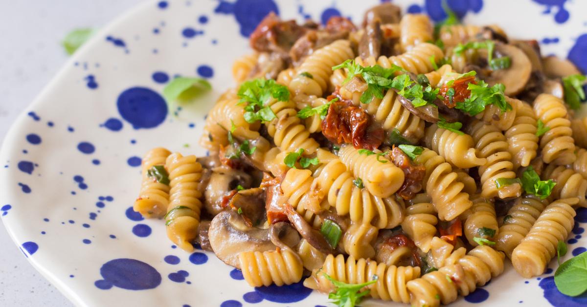 One Pot Pasta mit Steinpilzen und getrockneten Tomaten