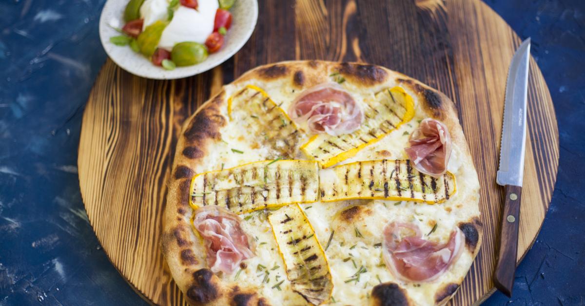 Pizza Bianca mit Pancetta, Zucchini und Büffelmozzarella Simply Yummy