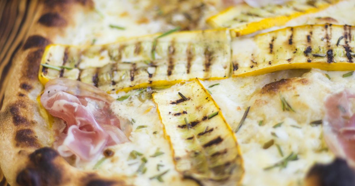 Pizza Bianca mit Pancetta, Zucchini und Büffelmozzarella Simply Yummy
