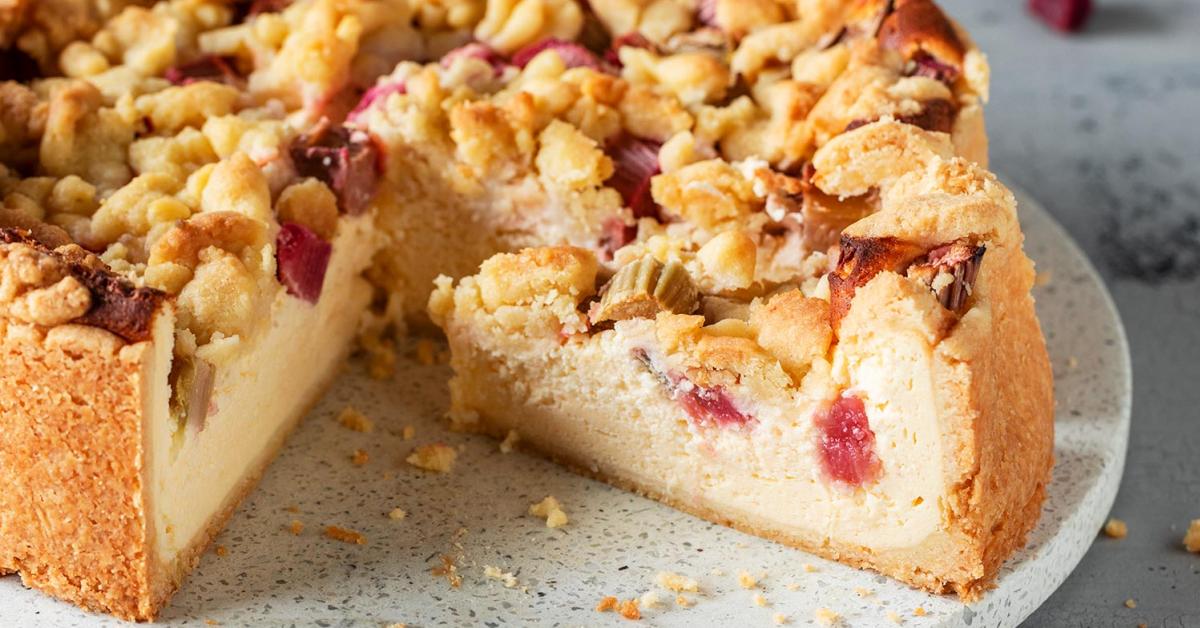 Rhabarber-Käsekuchen mit Streuseln | Simply Yummy