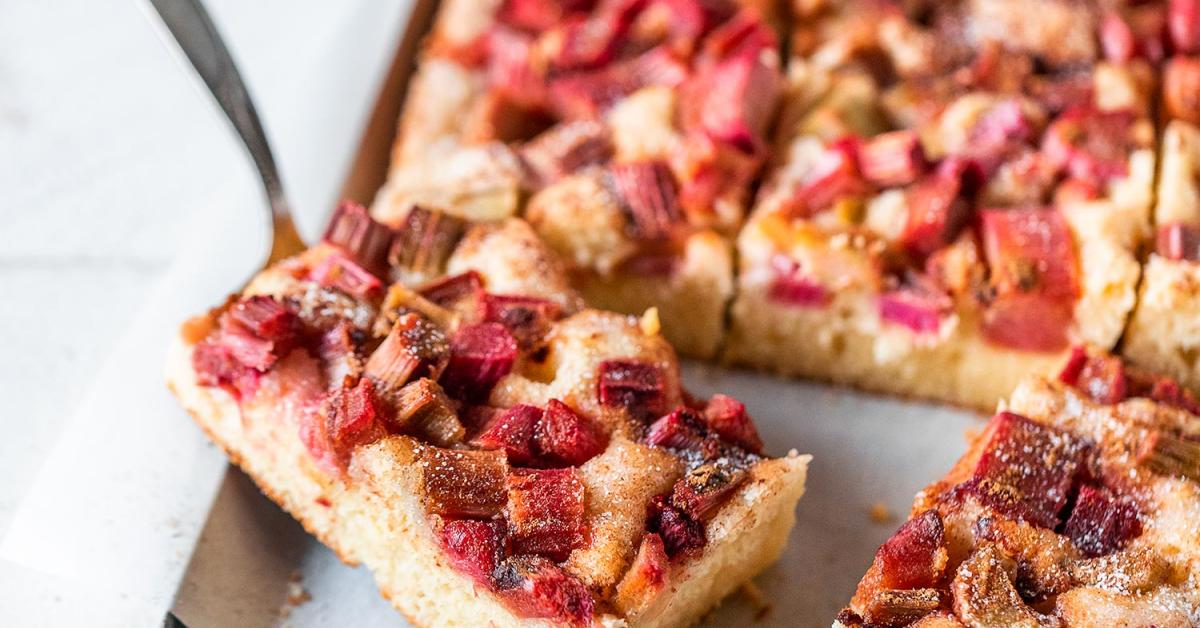Blitz-Rhabarberkuchen super saftig | Simply Yummy