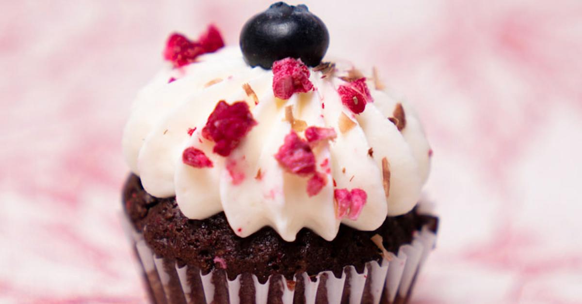 Schoko-Himbeer-Cupcakes mit Himbeerkern | Simply Yummy