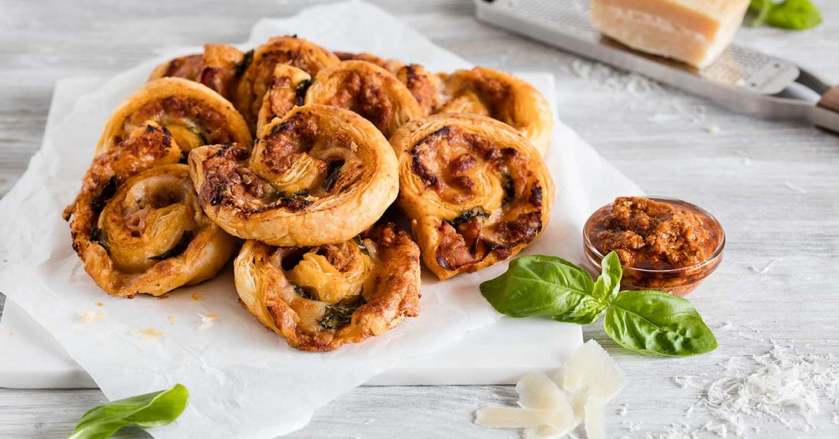 Blatterteig Pizzaschnecken Mit Schinken Simply Yummy