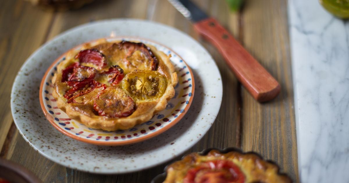 Tomaten Tartelettes mit Basilikumcreme